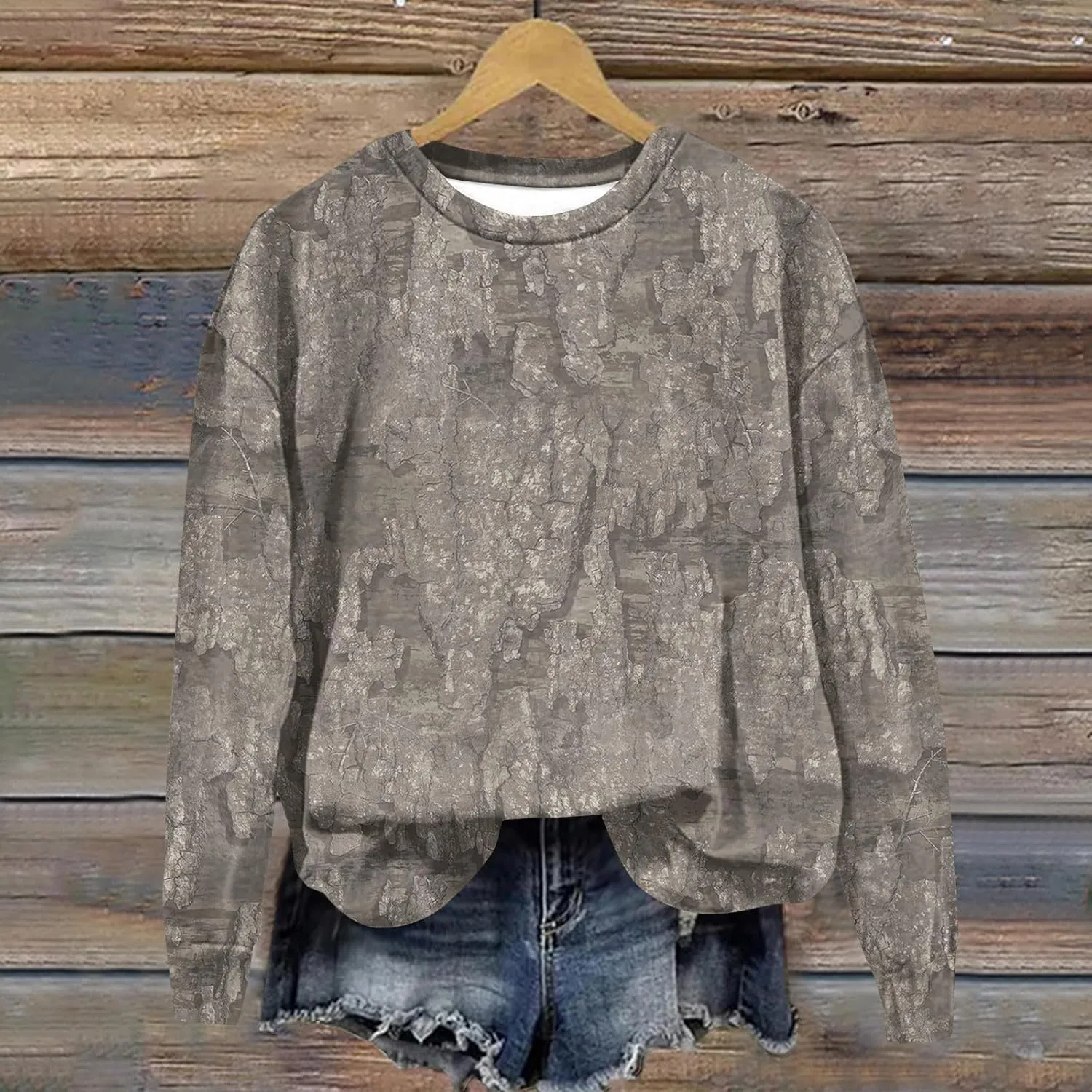 Womens Camo Crewneck Sweatshirt Maple Leaf Print Casual Long Sleeve Trendy Pullover Hoodie Oversized Sweatshirts